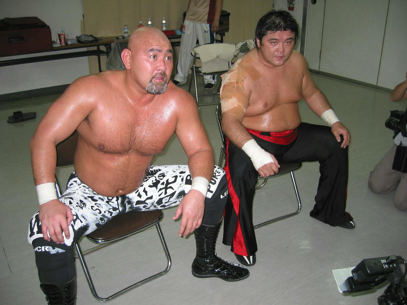 2004年4月25日、10年ぶりにタッグを結成した武藤敬司（左）と橋本真也さん