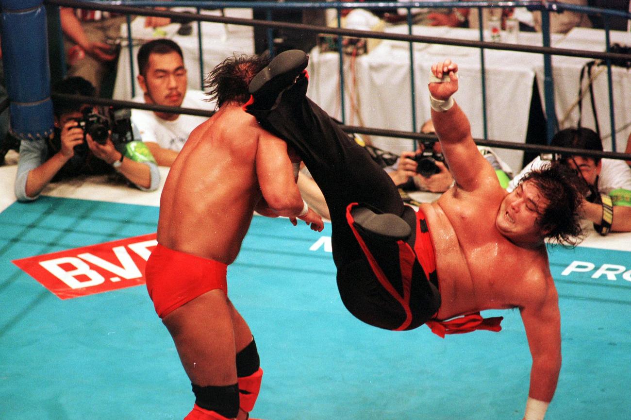 新日本IWGPヘビー級選手権　武藤敬司（左）に延髄斬りを見舞う橋本真也（1997年6月5日撮影）