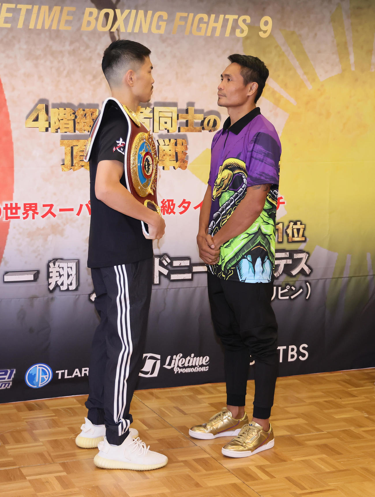 前日計量を終え、フェイスオフする井岡（左）とニエテス（撮影・足立雅史）