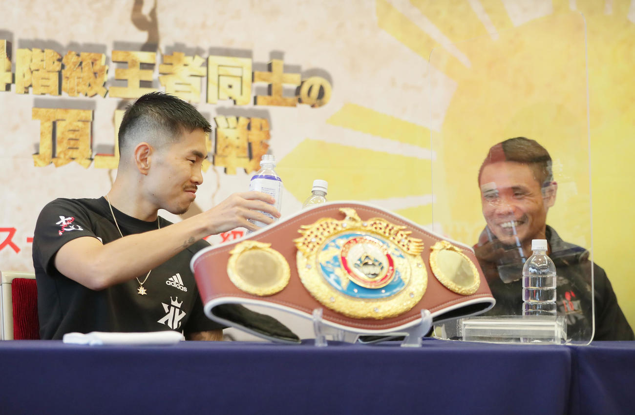 前日計量後の会見中、ペットボトル飲料で乾杯する井岡（左）とニエテス（撮影・足立雅史）