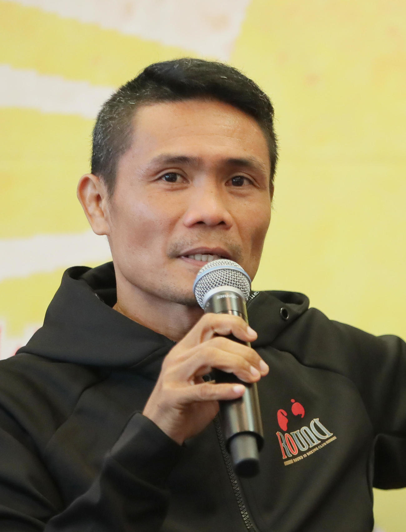 会見で試合への意気込みを語るニエテス（撮影・足立雅史）
