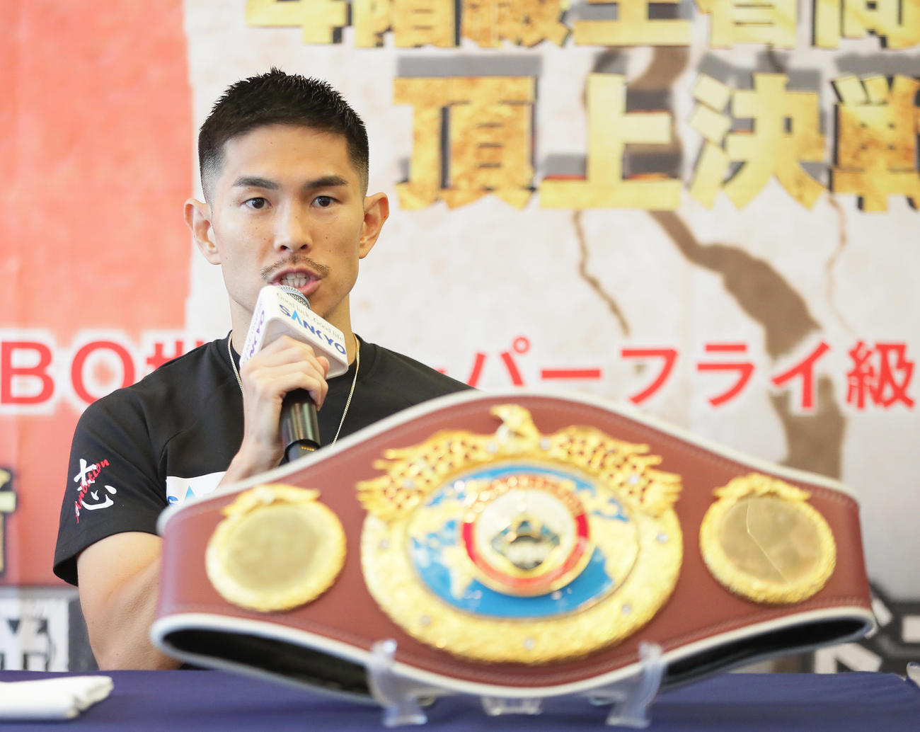 会見で試合への意気込みを語る井岡（撮影・足立雅史）