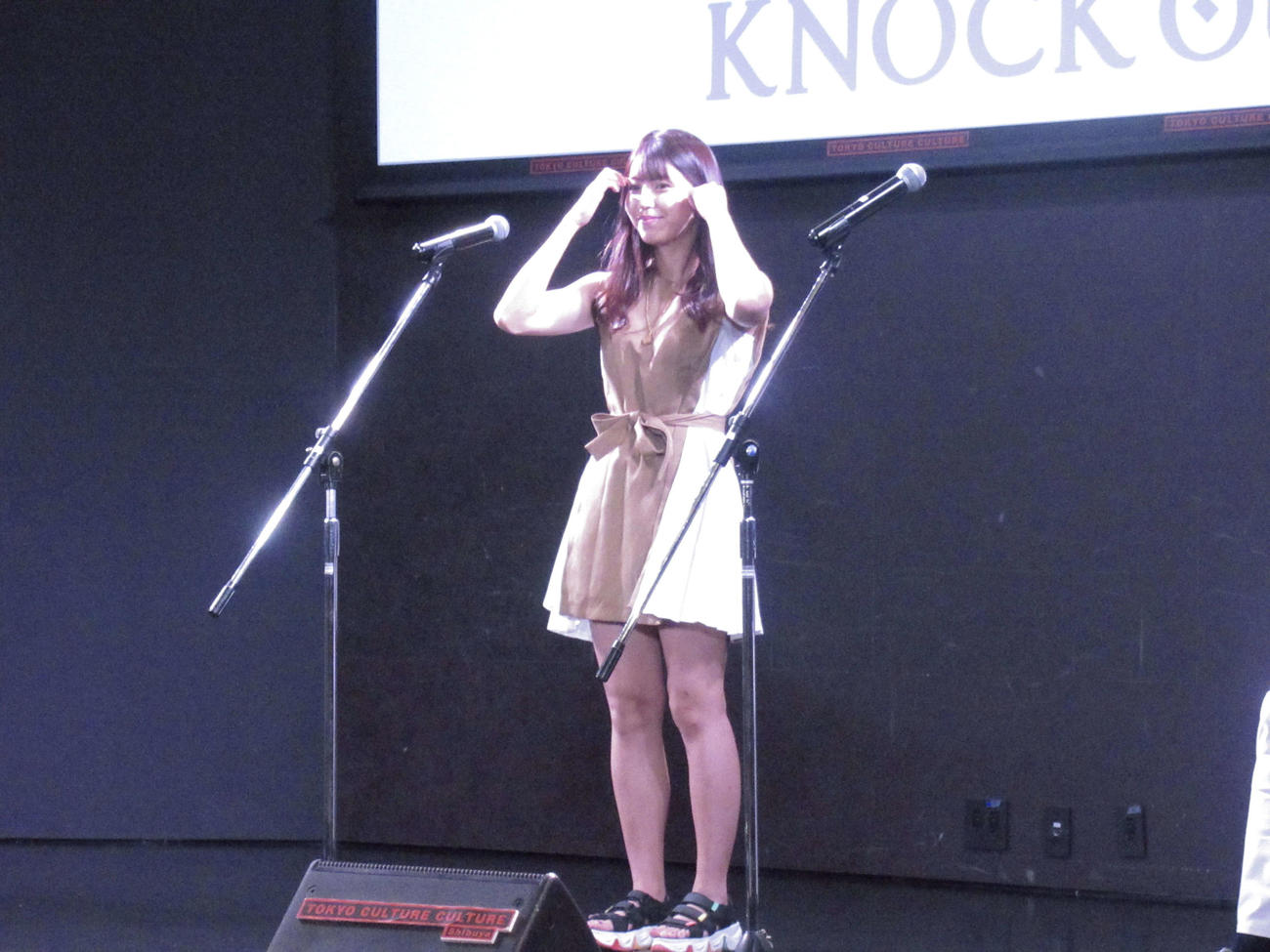 懇親パーティーに出席し、笑顔を見せるぱんちゃん璃奈（撮影・勝部晃多）
