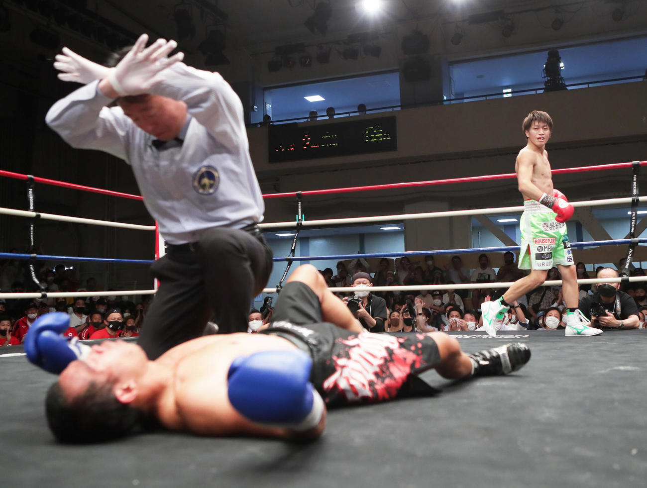 2回、桑原（右）はカイカンハにTKO勝ちする（撮影・足立雅史）