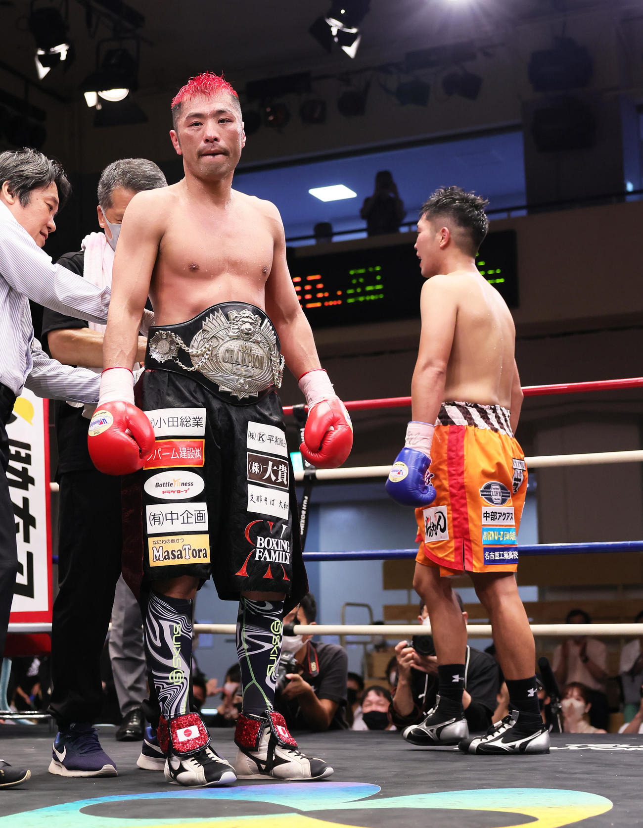 川崎（左）は丸木に引き分け、初防衛に成功する（撮影・足立雅史）