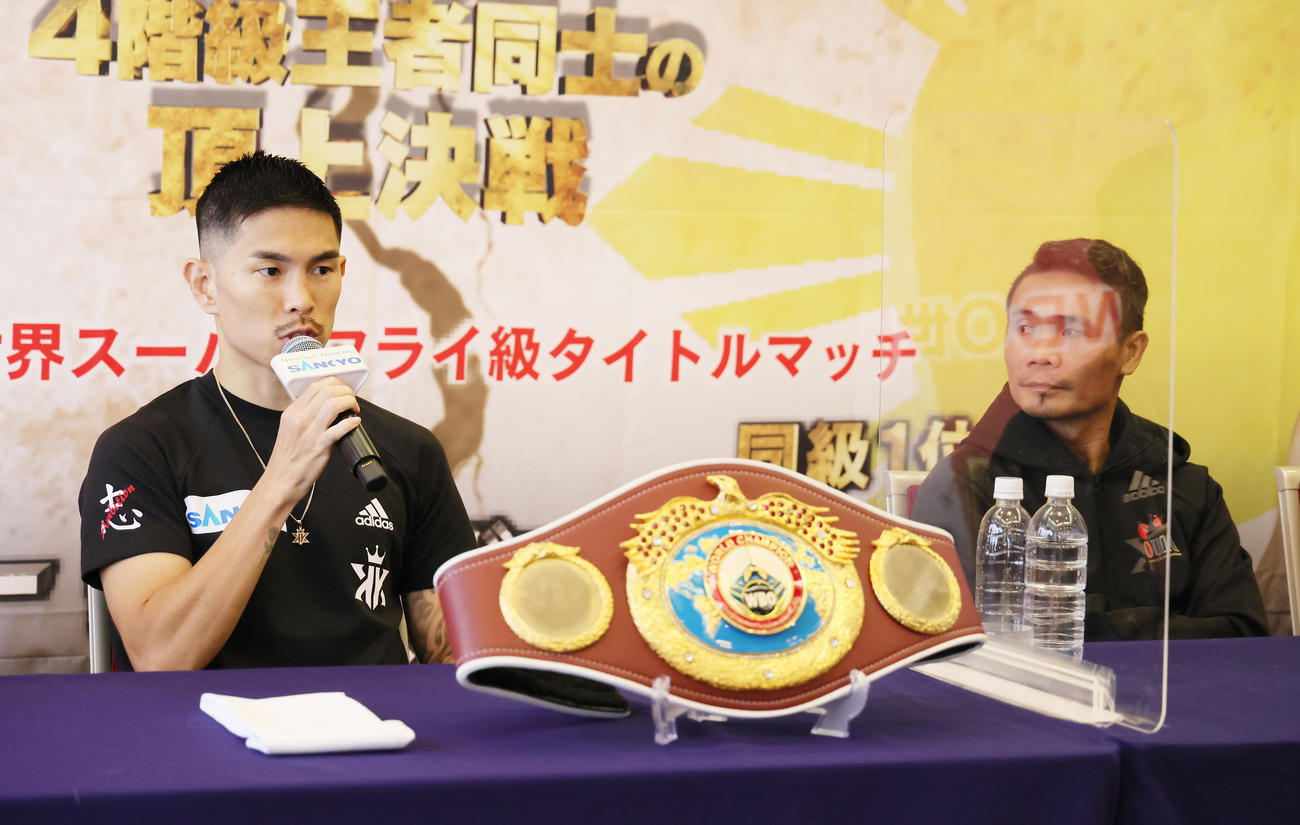 会見に臨む井岡（左）とニエテス（撮影・足立雅史）