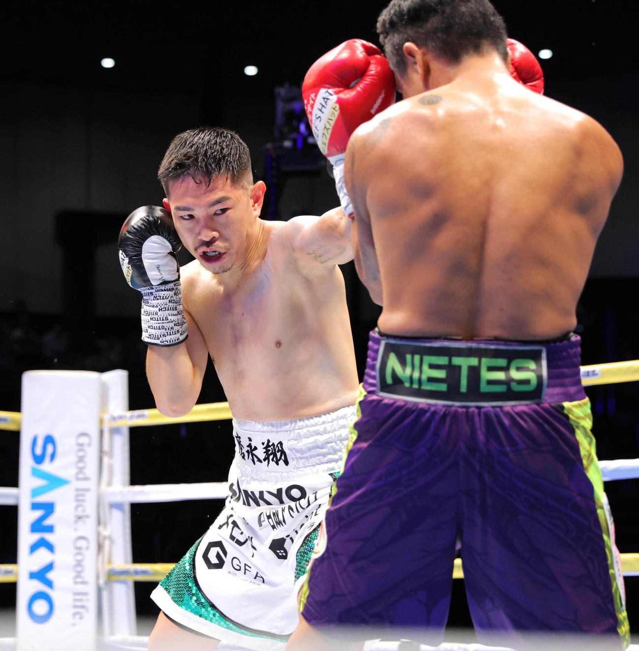 2回、ドニー・ニエテス（右）を攻める井岡一翔（代表撮影）