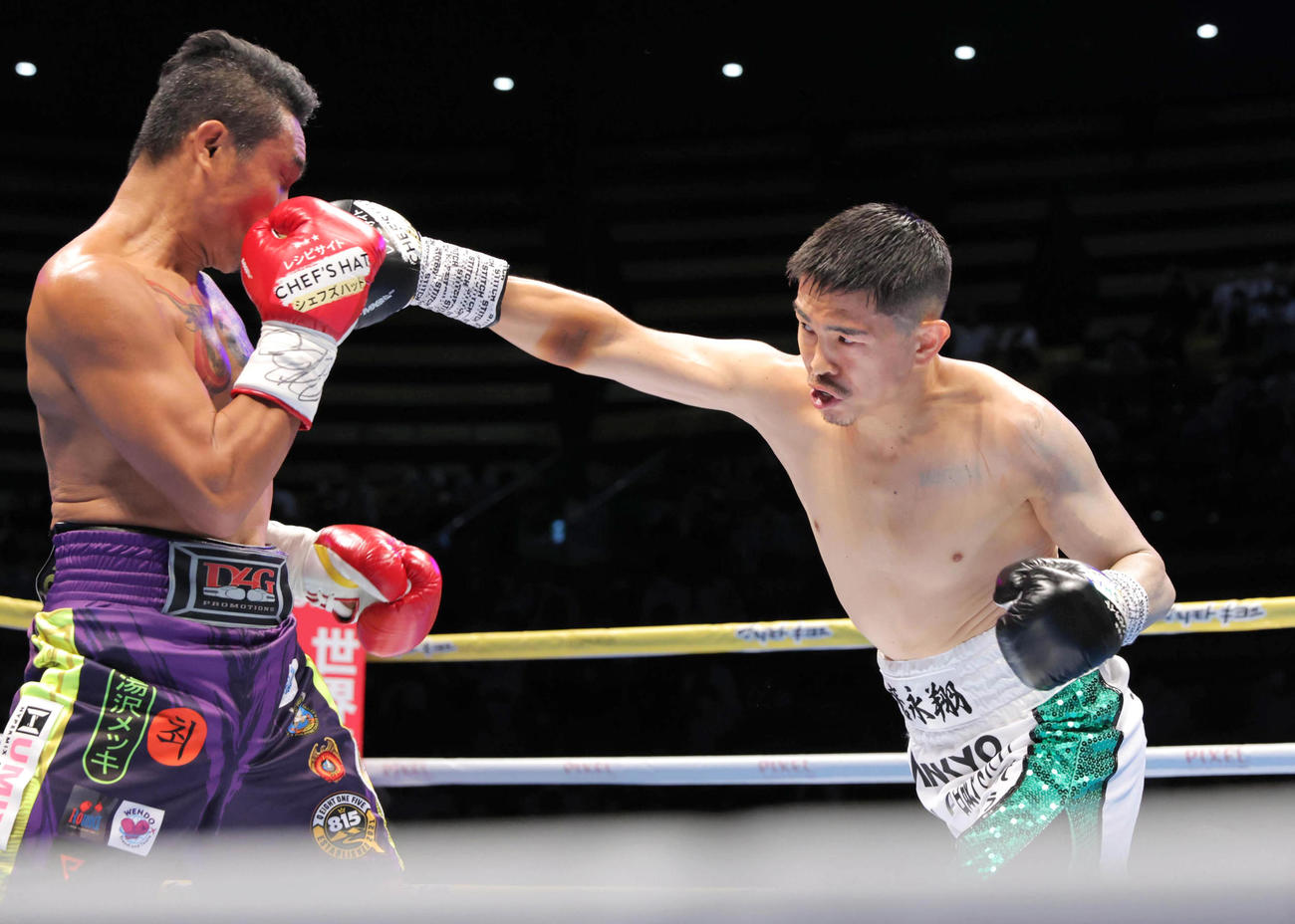 1回、ドニー・ニエテス（左）を攻める井岡一翔（代表撮影）