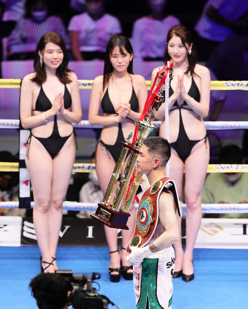 7月13日、試合後、井岡（手前）を祝福するラウンドガールの、左からぽぽちゃん、波田妃奈、倭早希