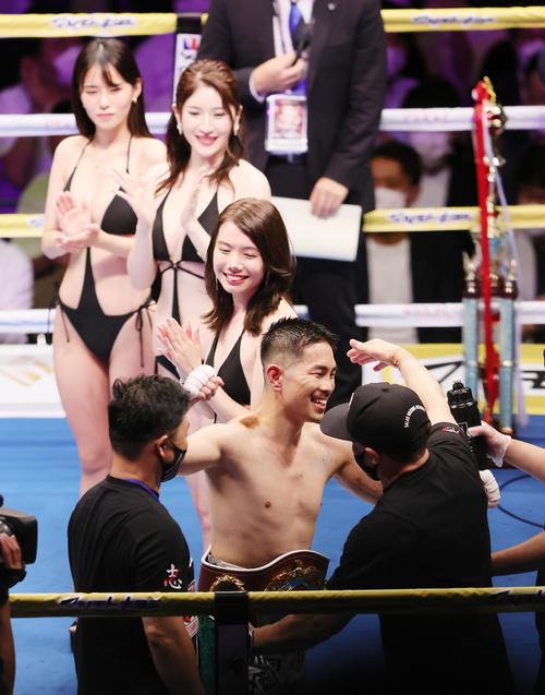 試合後、井岡を祝福するラウンドガールの、左からぽぽちゃん、波田妃奈、倭早希（撮影・足立雅史）
