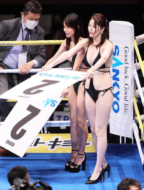 ビキニ姿でラウンドガールを務めたぽぽちゃん（左）と倭早希（撮影・足立雅史）