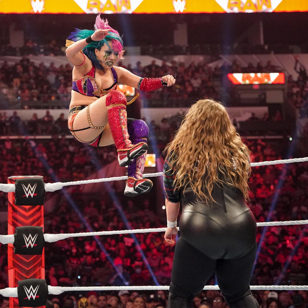 ドゥドロップ（右）にミサイルキックを放ったアスカ（C）2022 WWE, Inc. All Rights Reserved