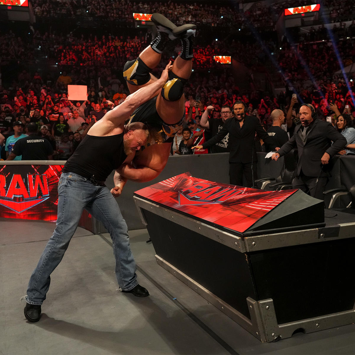 オーティス（上）を担ぎあげ、解説席にF5で投げ飛ばすレスナー（C）2022 WWE, Inc. All Rights Reserved
