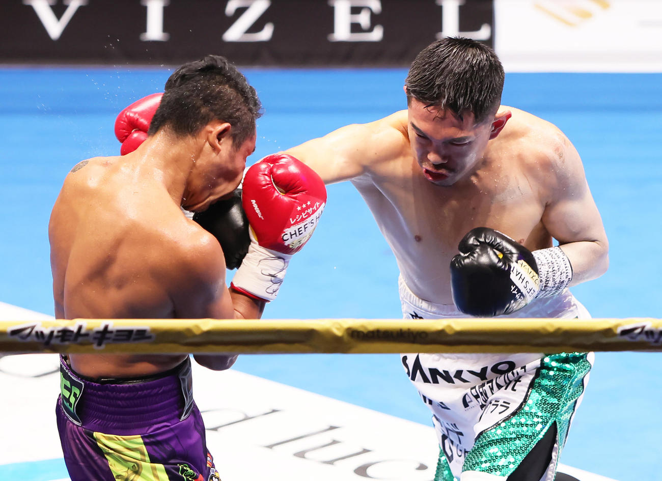 3回、井岡（右）はニエテスを攻める（撮影・足立雅史）