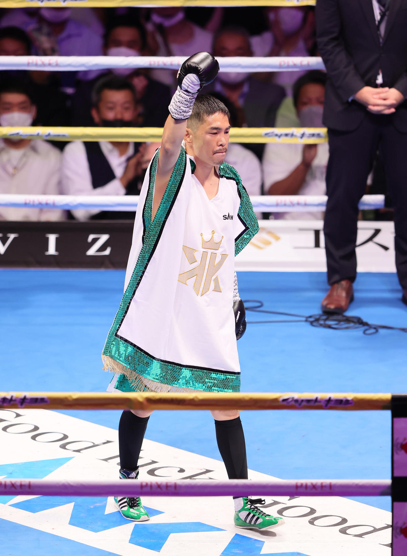 リングに上がる井岡（撮影・足立雅史）