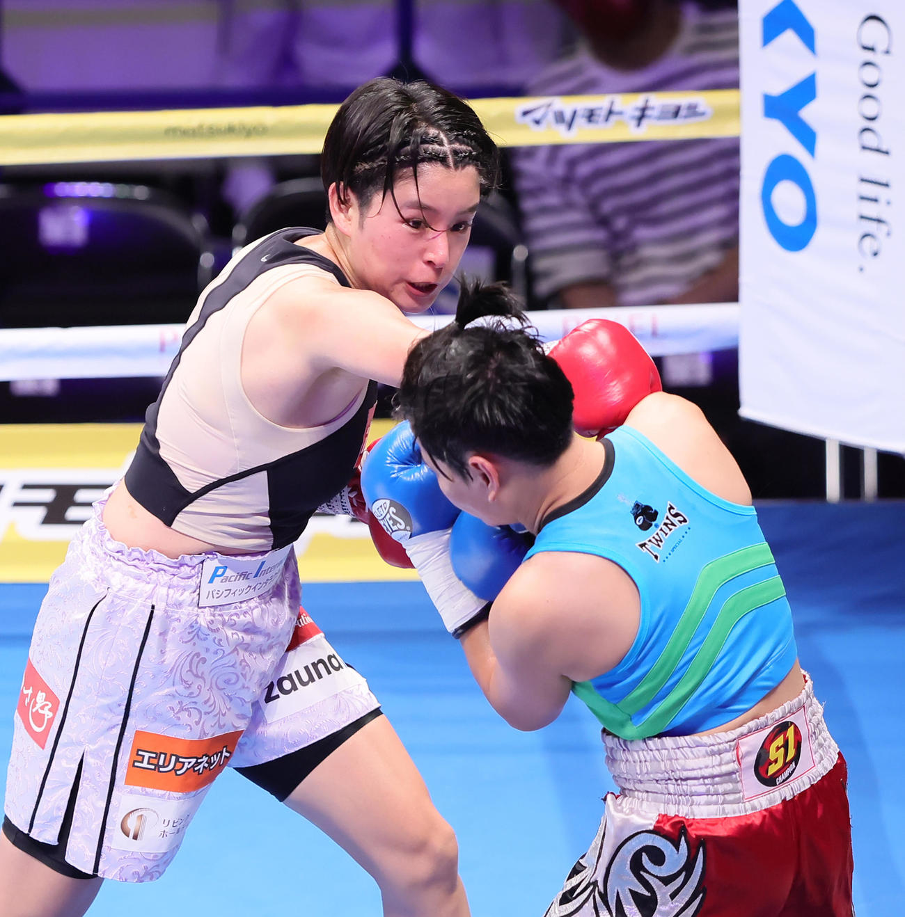 5回、伊藤（左）はサオワラック・ナリーペンシーに右パンチを見舞う（撮影・足立雅史）