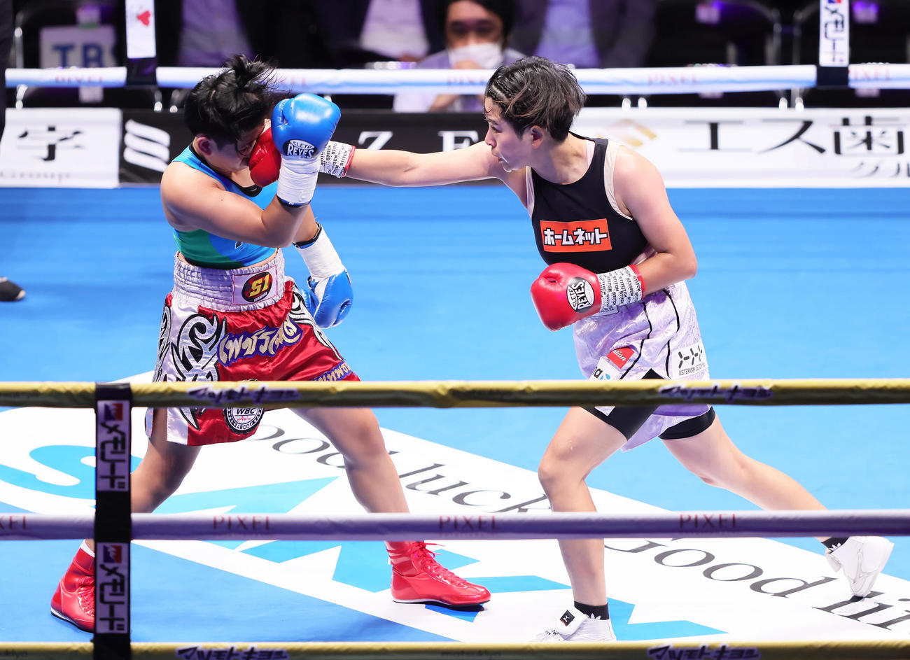 2回、伊藤（右）はサオワラック・ナリーペンシーに右パンチを見舞う（撮影・足立雅史）