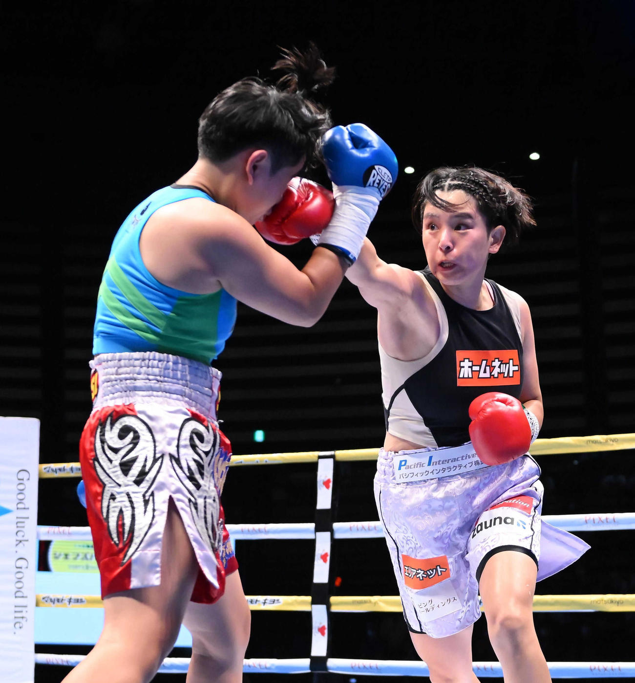 右ストレートを放つ伊藤沙月（代表撮影）