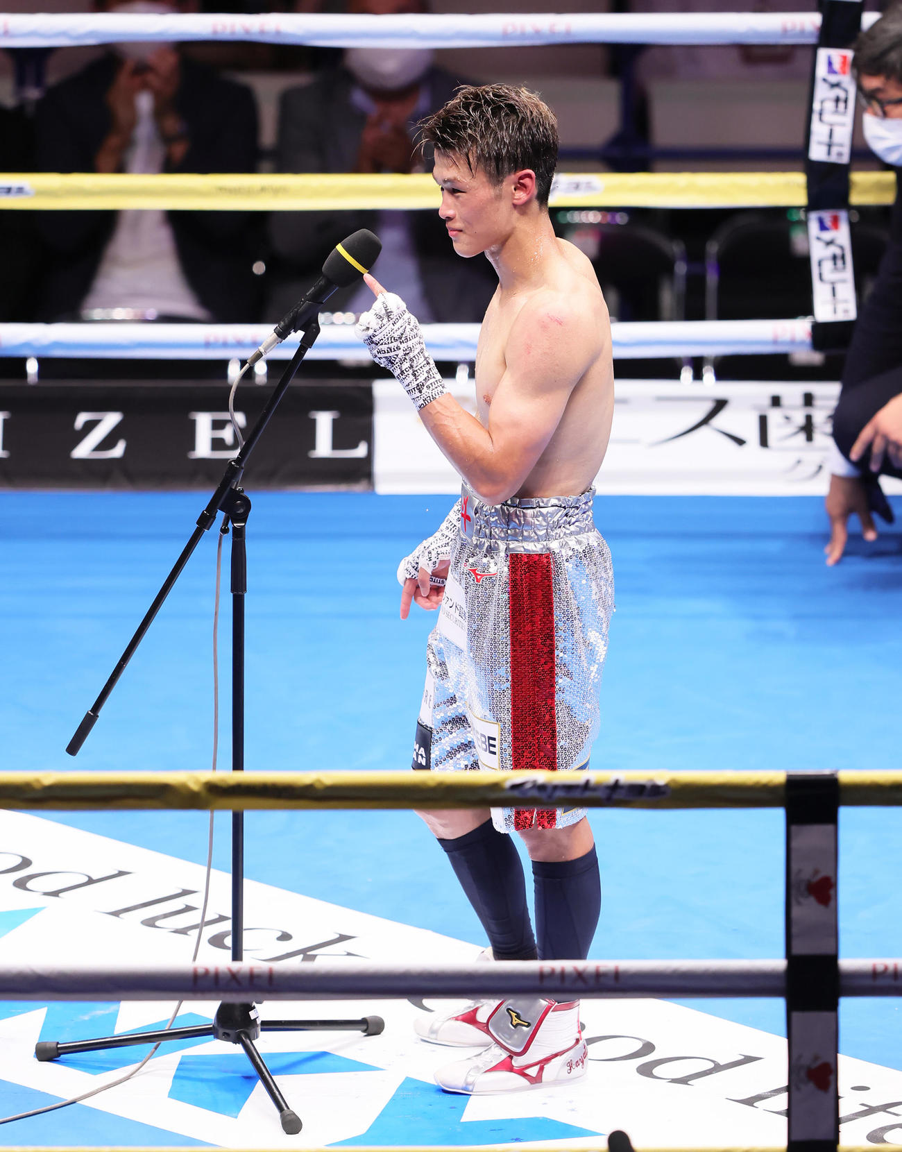 プロデビュー戦を判定勝ちの堤はリング上でインタビューを受ける（撮影・足立雅史）
