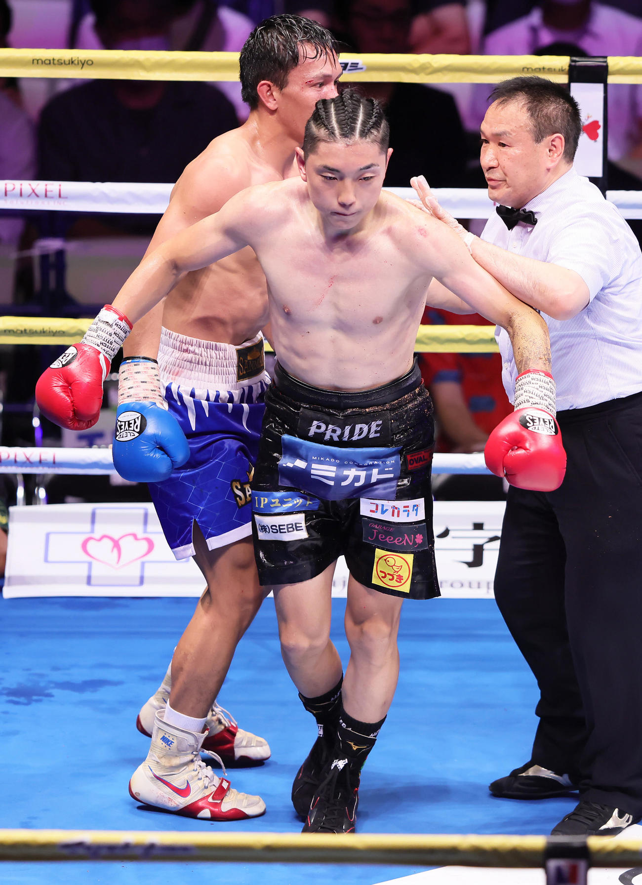 8回、森（右）はカルコシアからダウンを奪う（撮影・足立雅史）