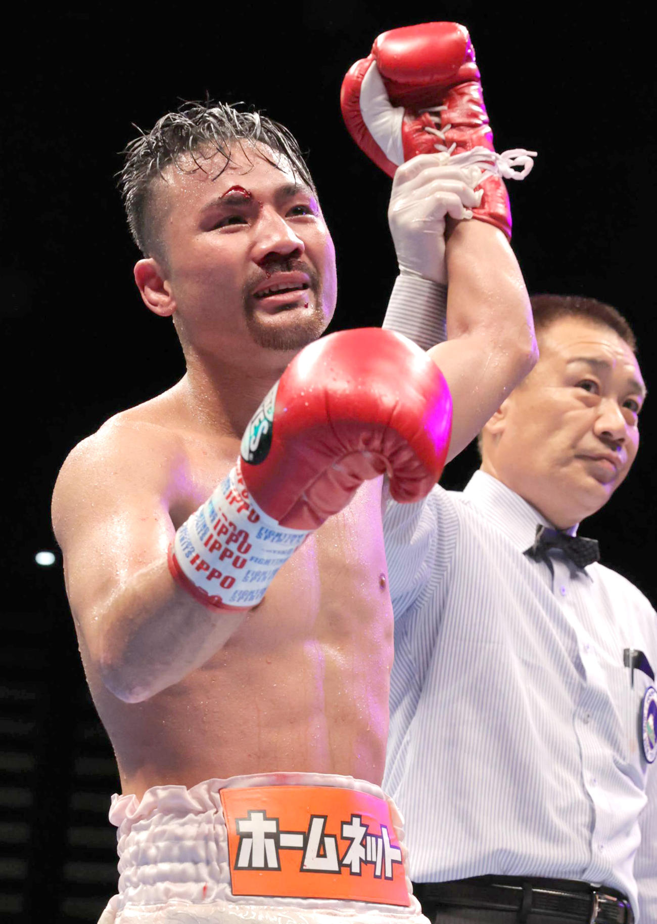 プロボクシング　バンタム級8回戦　比嘉大吾対フローイラン・サルダール　判定で勝利を挙げた比嘉大吾（代表撮影）