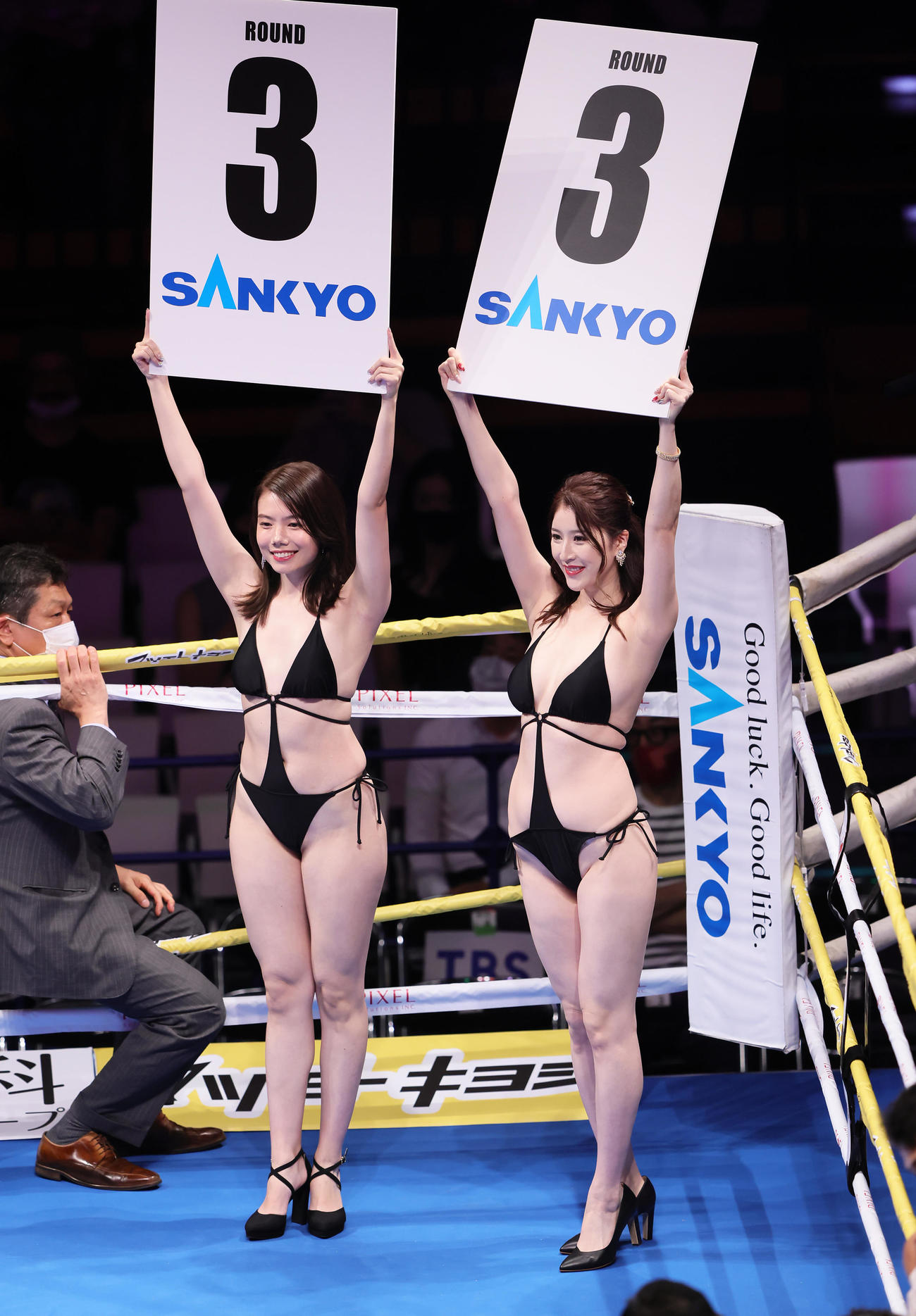 水着姿で登場したラウンドガールの左から波田妃奈、倭早希（撮影・足立雅史）