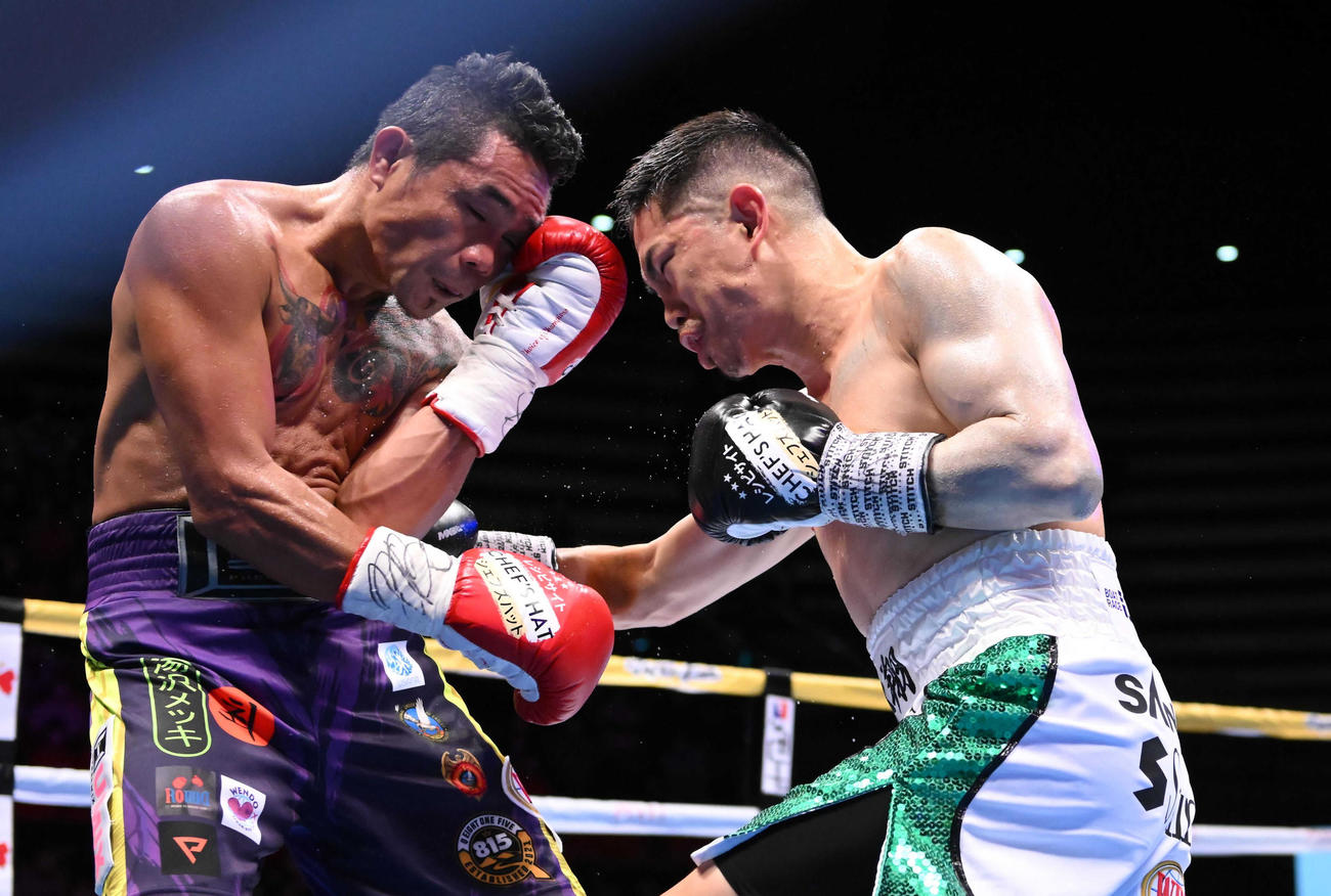 1回、ニエテス（右）を攻める井岡（代表撮影）