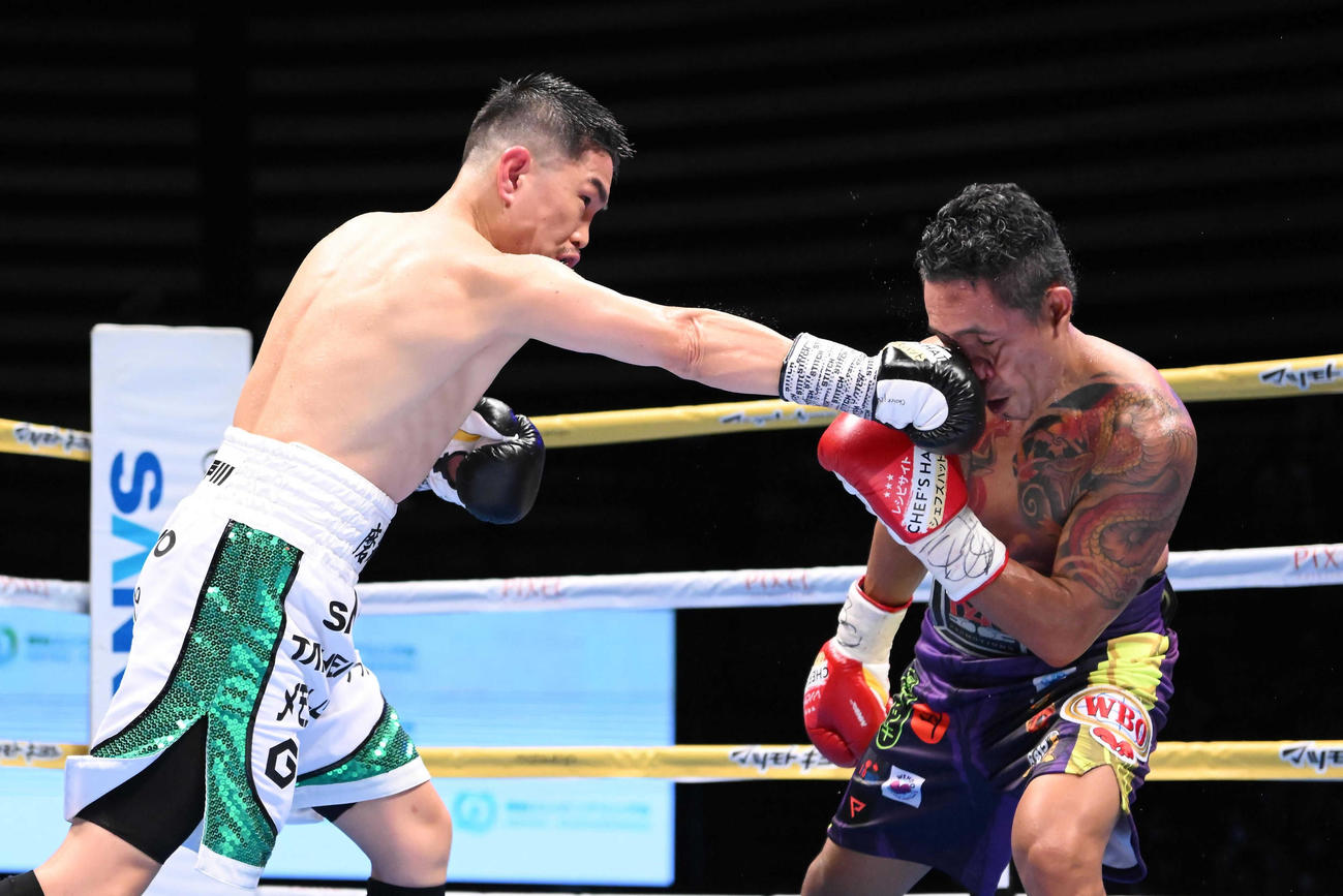 9回、ニエテス（右）の顔面をとらえる井岡（代表撮影）