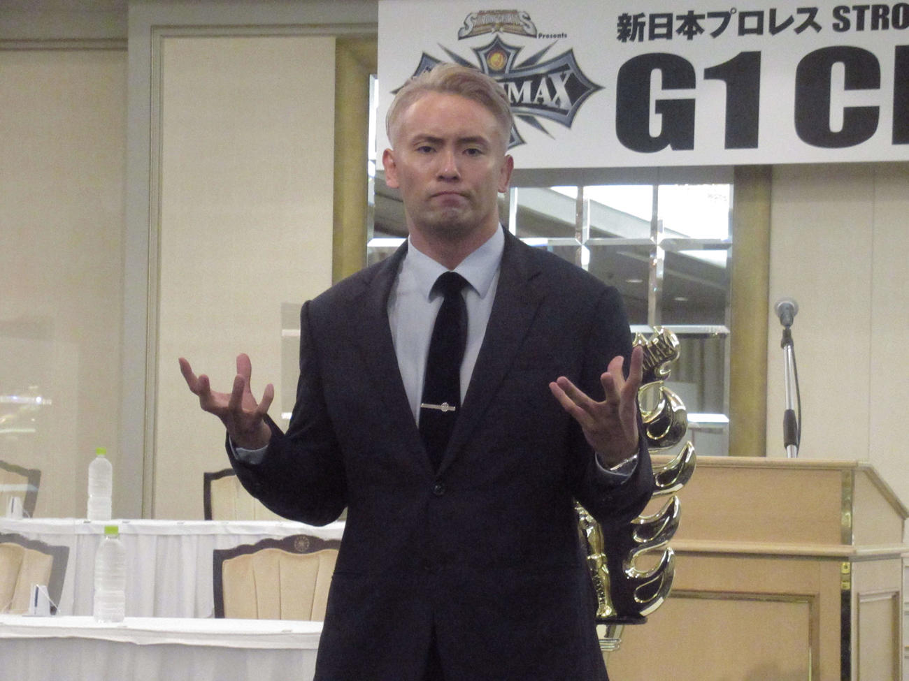 G1前会見に出席し、ポーズを取るオカダ（撮影・勝部晃多）