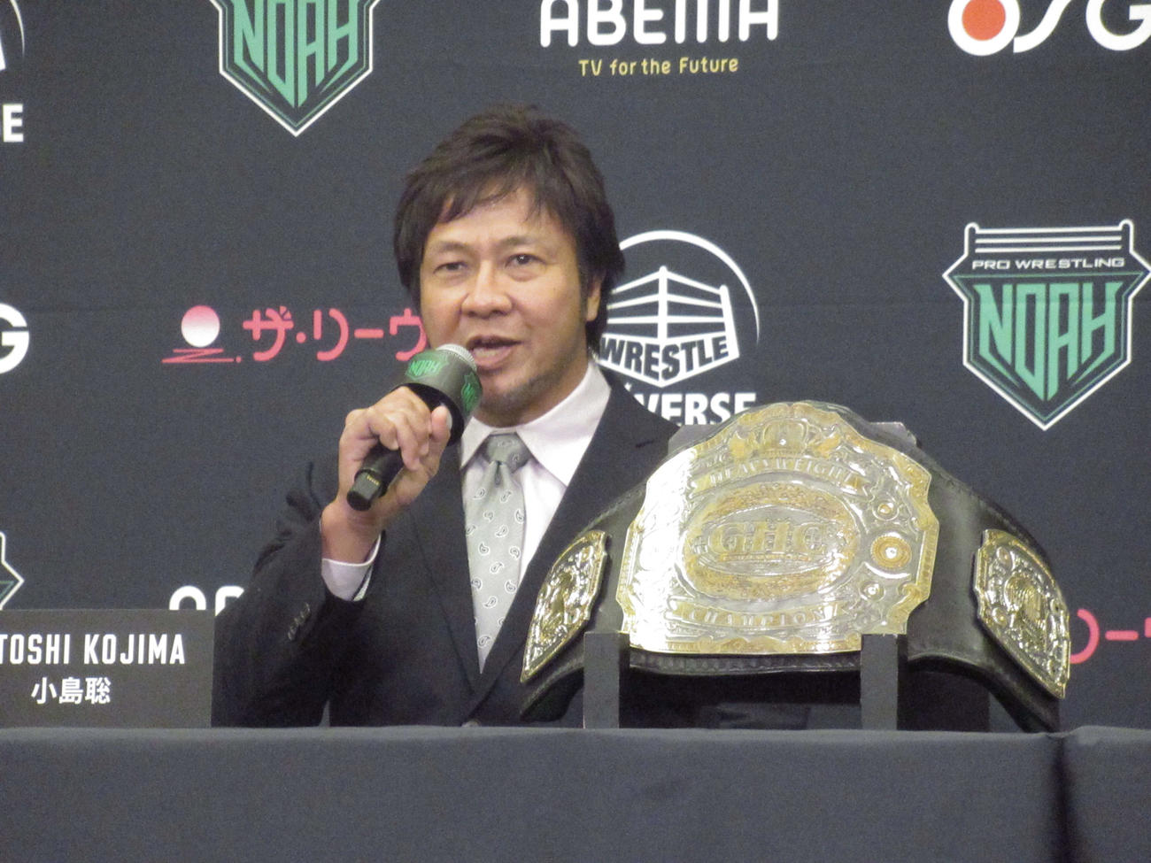 武道館大会直前会見で意気込みを語る小島（撮影・勝部晃多）