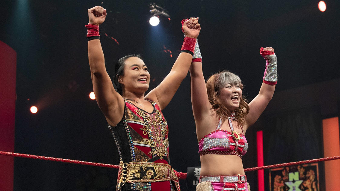 NXT・UK女子王者里村明衣子（左）に対戦要求したサレイ（C）2022 WWE, Inc. All Rights Reserved