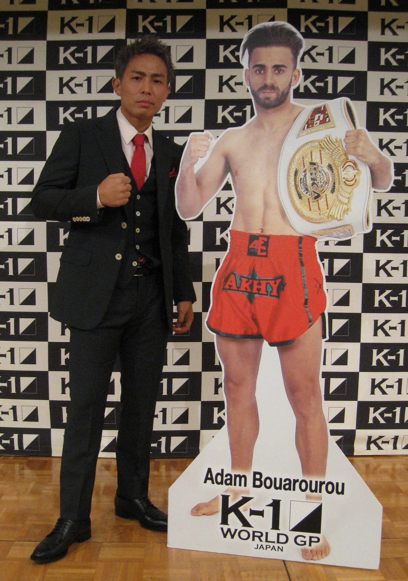 1回戦の相手ブアフフのパネルを横に必勝を誓う大岩龍矢（撮影・吉池彰）