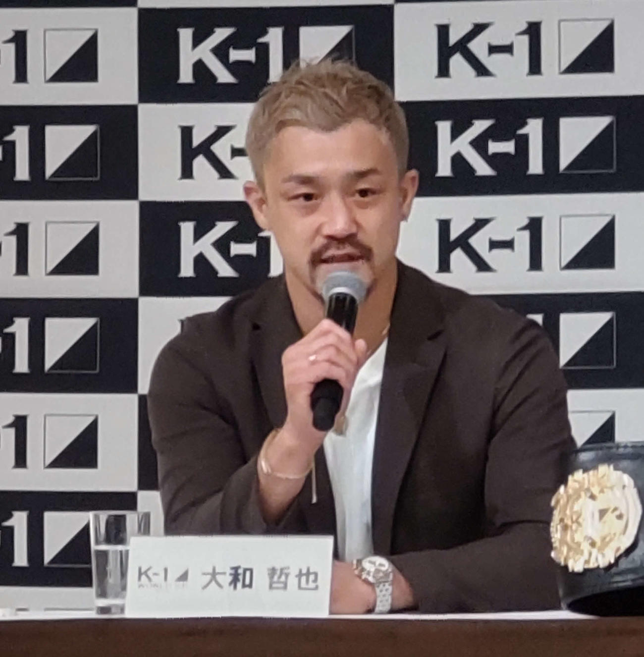 「9.11に勝利し、世界平和を宣言する」と話す王者大和哲也（撮影・吉池彰）