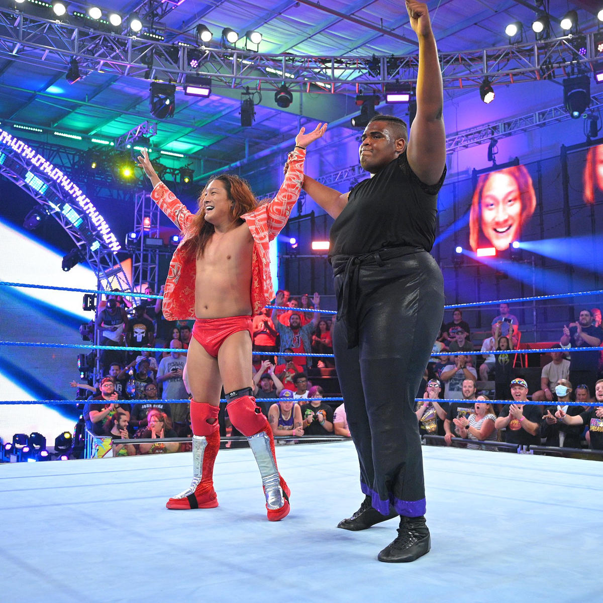 クインシー・エリオット（右）にたたえられたイケメン二郎（C）2022 WWE, Inc. All Rights Reserved.