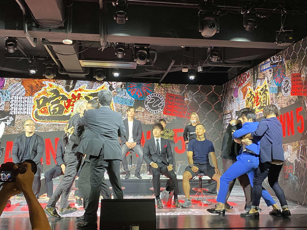 BreakingDown5の前日会見で乱闘する出場選手