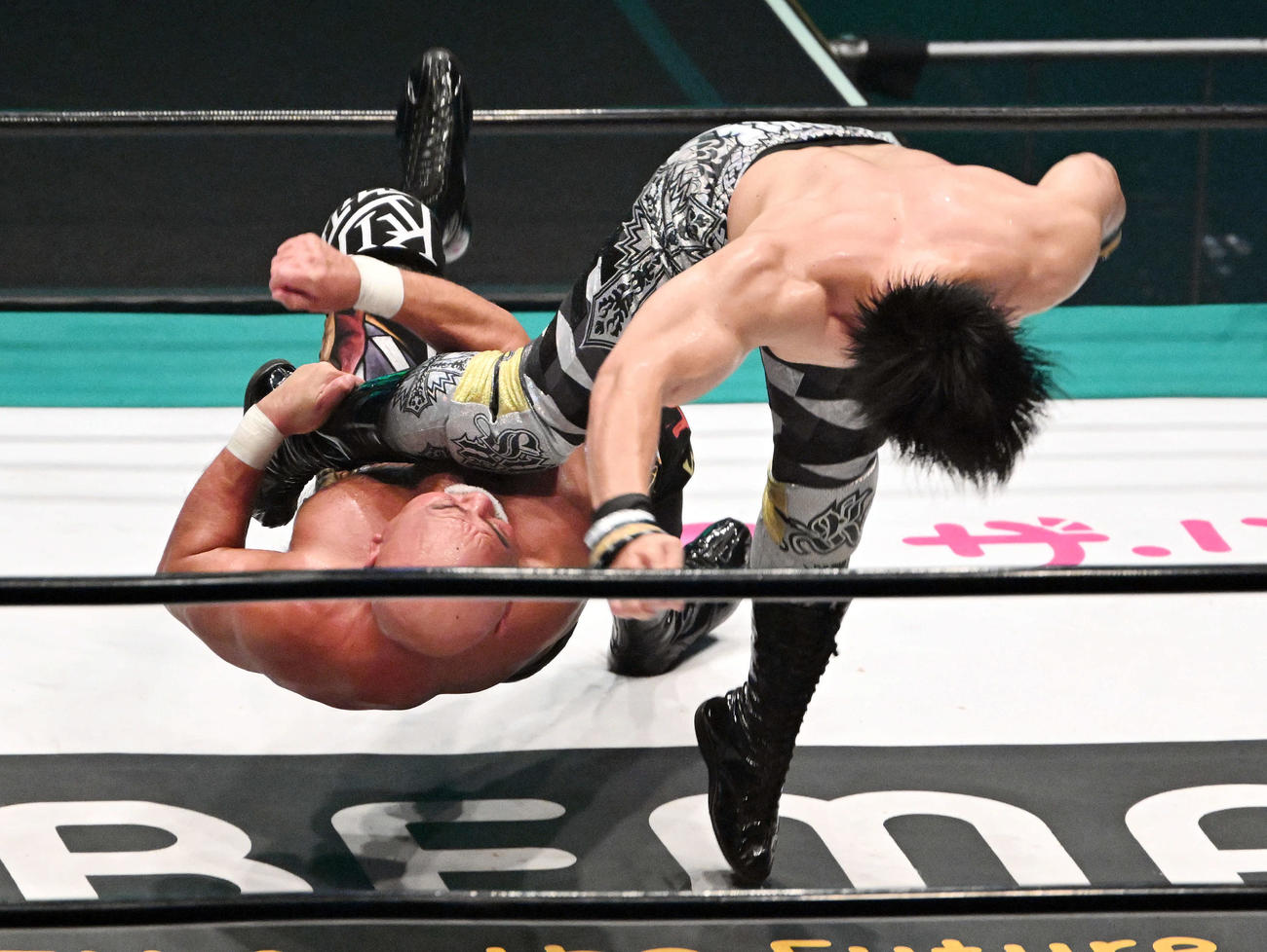 武藤敬司（左）は清宮海斗にドラゴンスクリューを見舞う（撮影・滝沢徹郎）