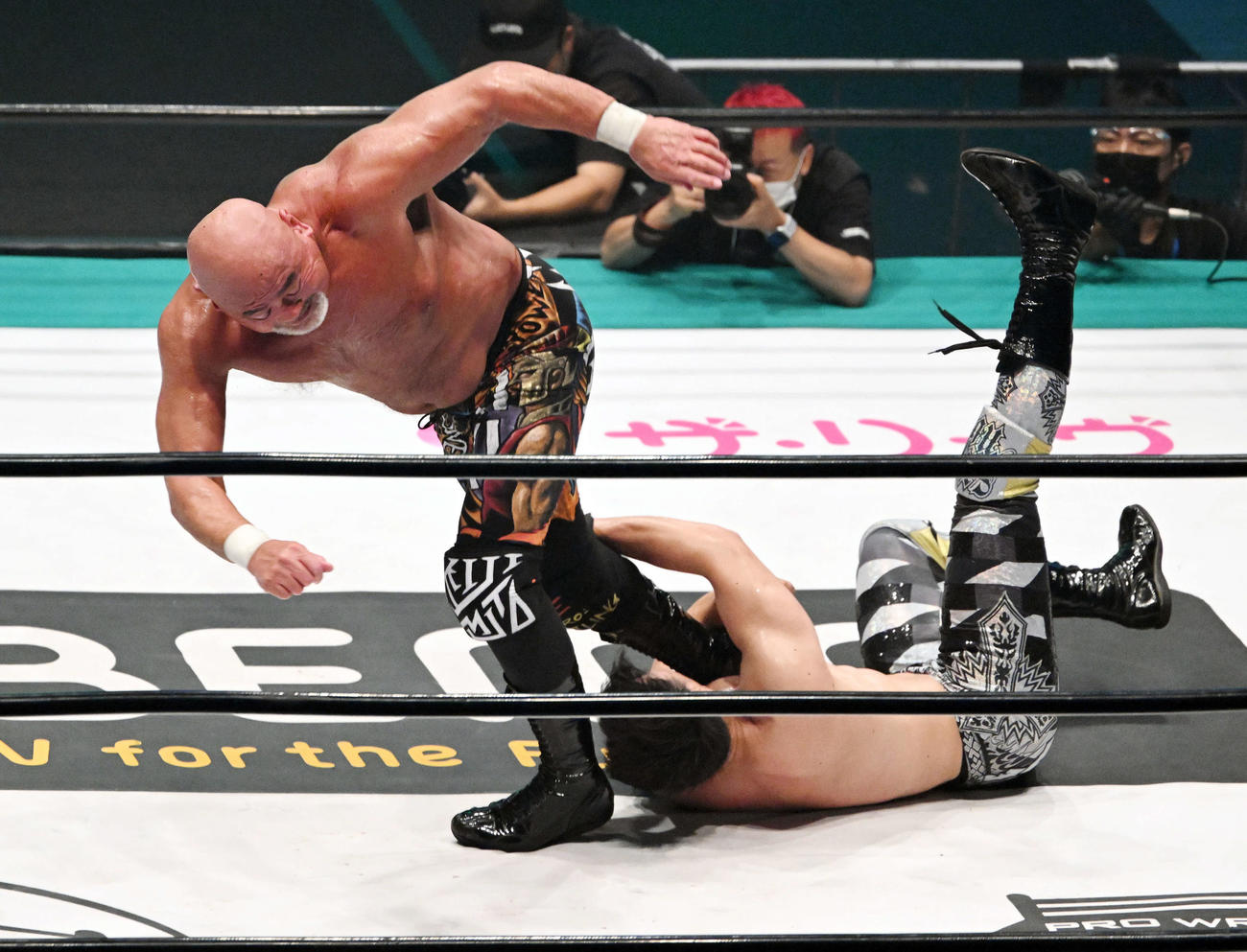 清宮海斗（右）は武藤敬司にドラゴンスクリューを見舞う（撮影・滝沢徹郎）