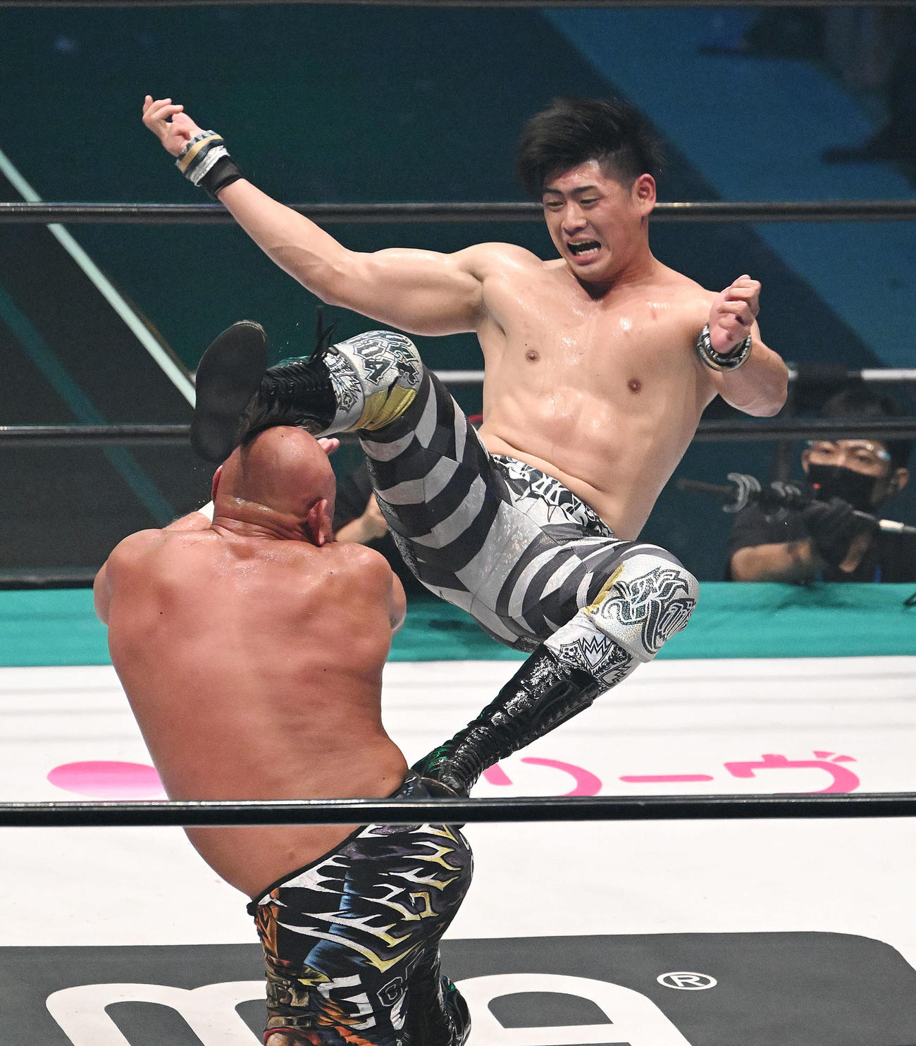 清宮海斗（奥）は武藤敬司にシャイニングウィザードを見舞う（撮影・滝沢徹郎）