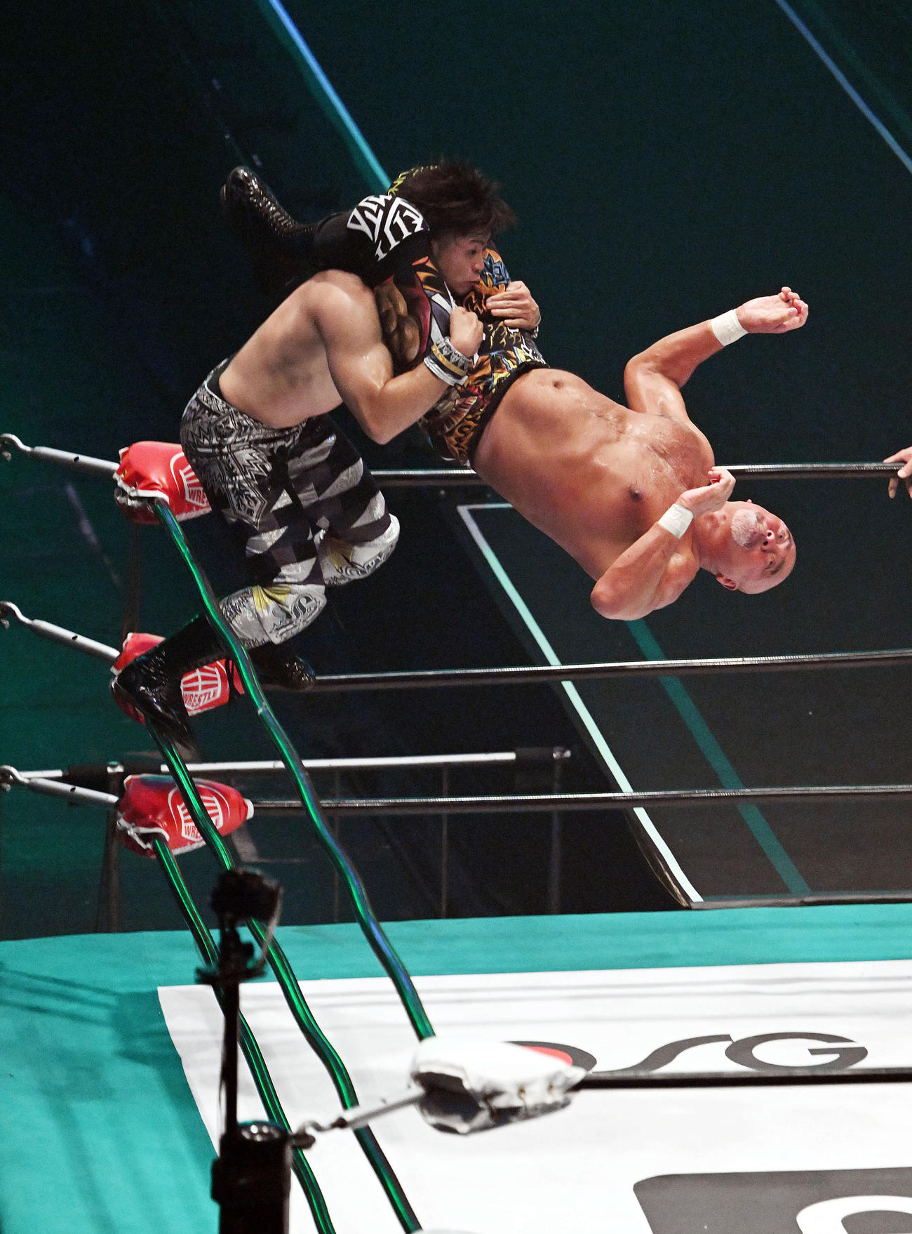 武藤敬司（右）は清宮海斗に雪崩式のフランケンシュタイナーを見舞う（撮影・滝沢徹郎）