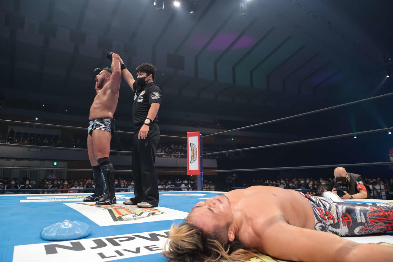 勝ち名乗りを受けるヘナーレ（奥）とリング上に大の字になる棚橋（提供・新日本プロレス）