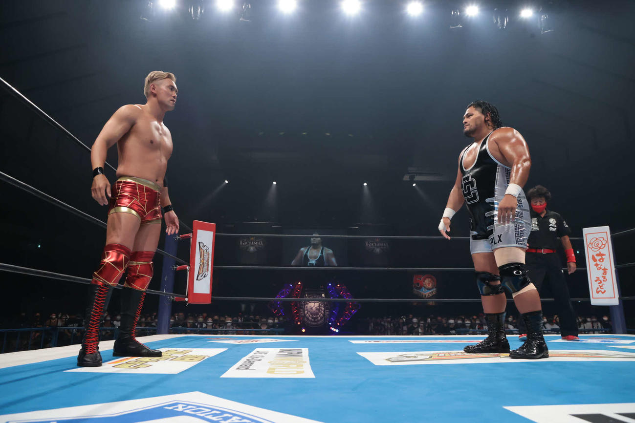 コブと相対するオカダ（提供・新日本プロレス）