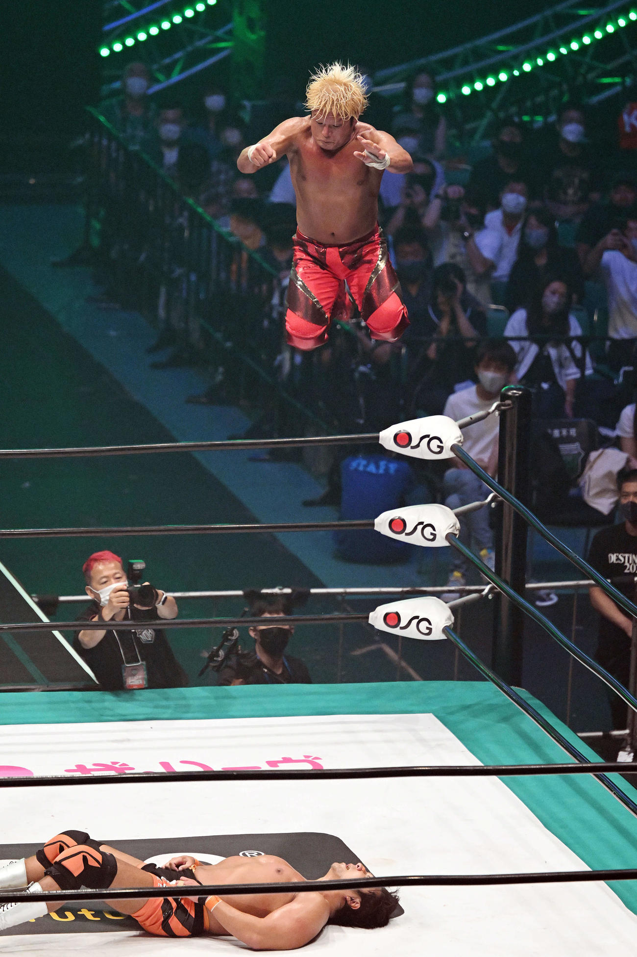 拳王（上）は小島聡を攻める（撮影・滝沢徹郎）