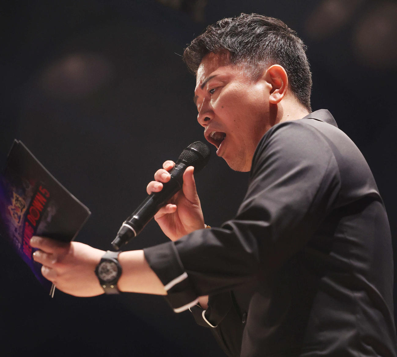 リングアナウンサーを務める宮迫博之（撮影・河田真司）
