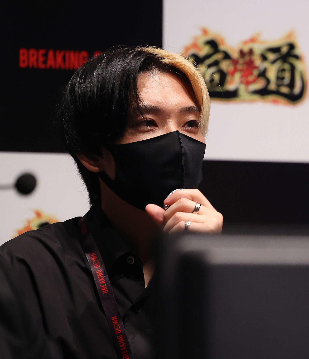 捧対かいはつゆうの試合を観戦するヒカル（撮影・河田真司）