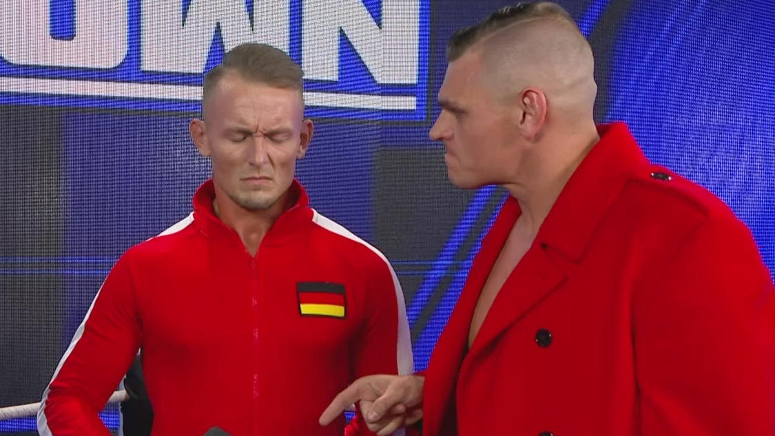ボスのWWEインターコンチネンタル王者グンター（右）に厳しい言葉を投げかけられるルドヴィグ・カイザー（C）022 WWE, Inc. All Rights Reserved