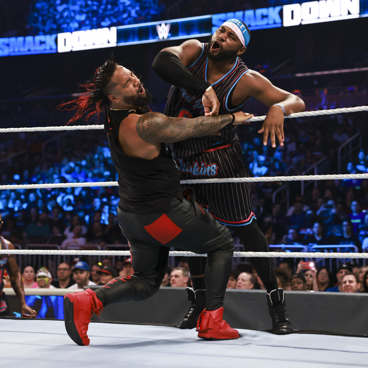 アンジェロ・ドーキンス（右）のエルボーを浴びるジミー・ウーソ（C）2022 WWE, Inc. All Rights Reserved.
