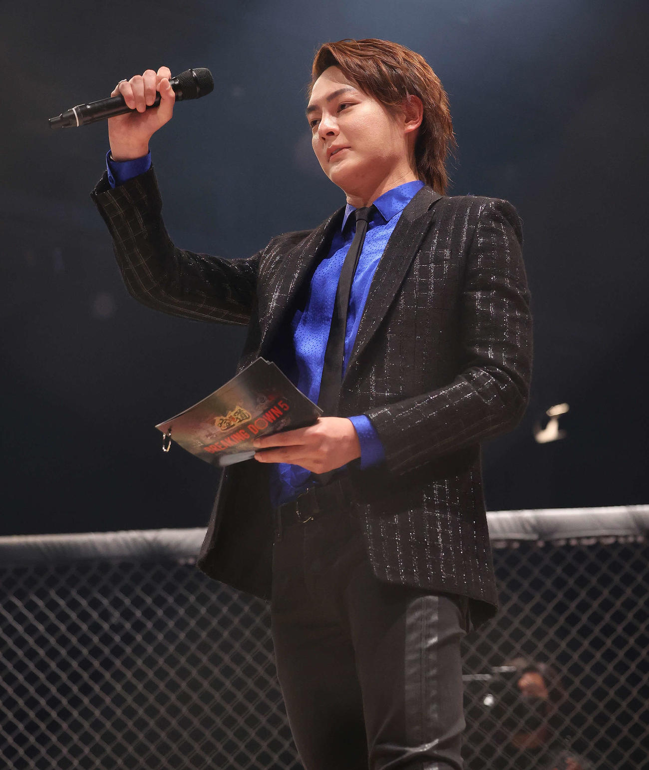 リングアナウンサーを務める「青汁王子」こと三崎優太（撮影・河田真司）