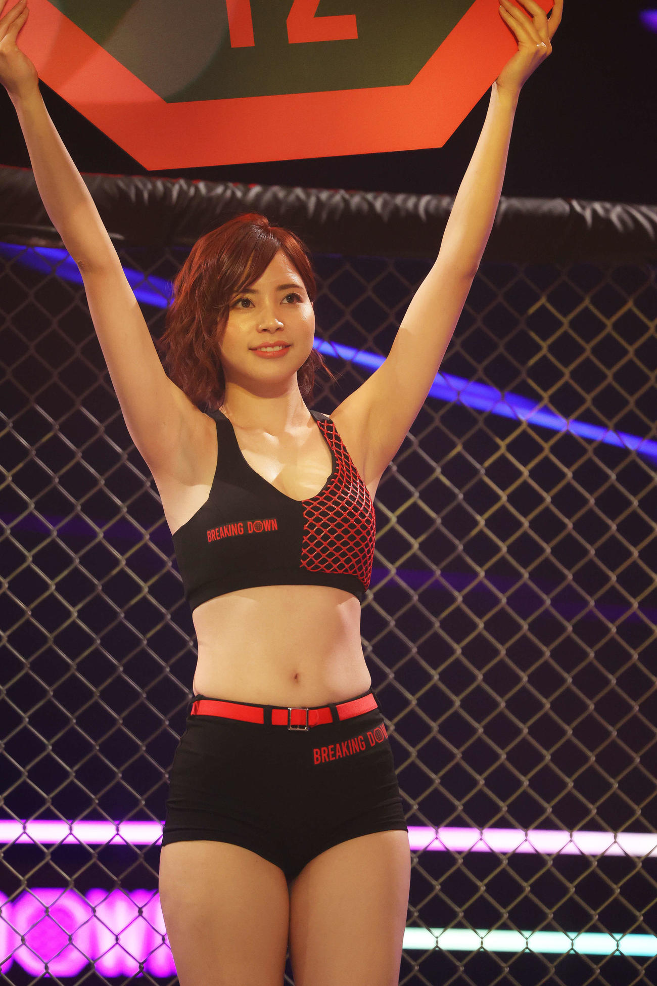 ラウンドガールを務める蒼乃茜（撮影・河田真司）