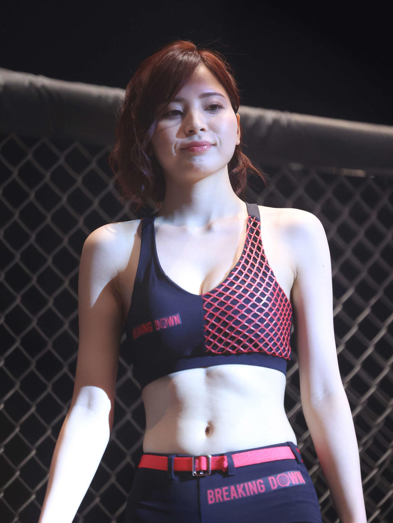 ラウンドガールを務める蒼乃茜（撮影・河田真司）