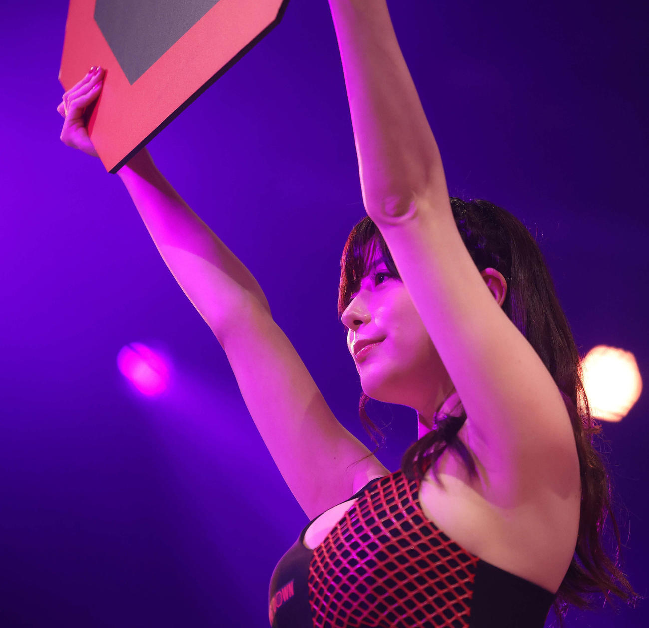 ラウンドガールを務める尾崎明日香（撮影・河田真司）